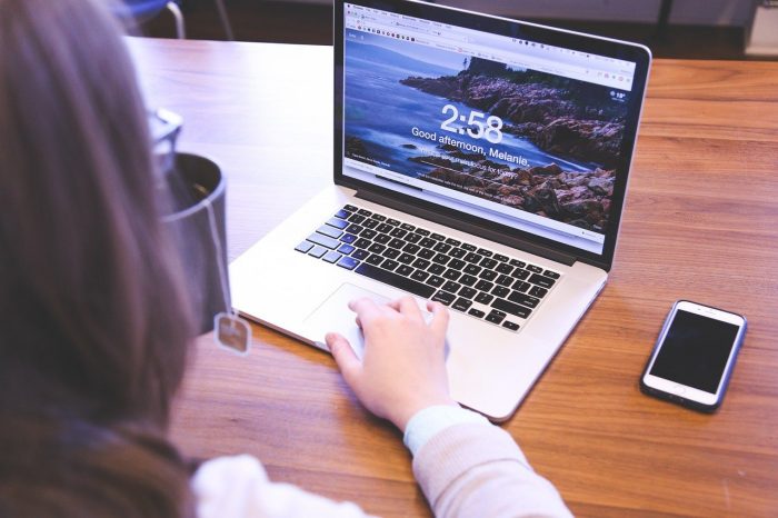 Nainen käyttää Windows 10 screen recorder -ohjelmaa
